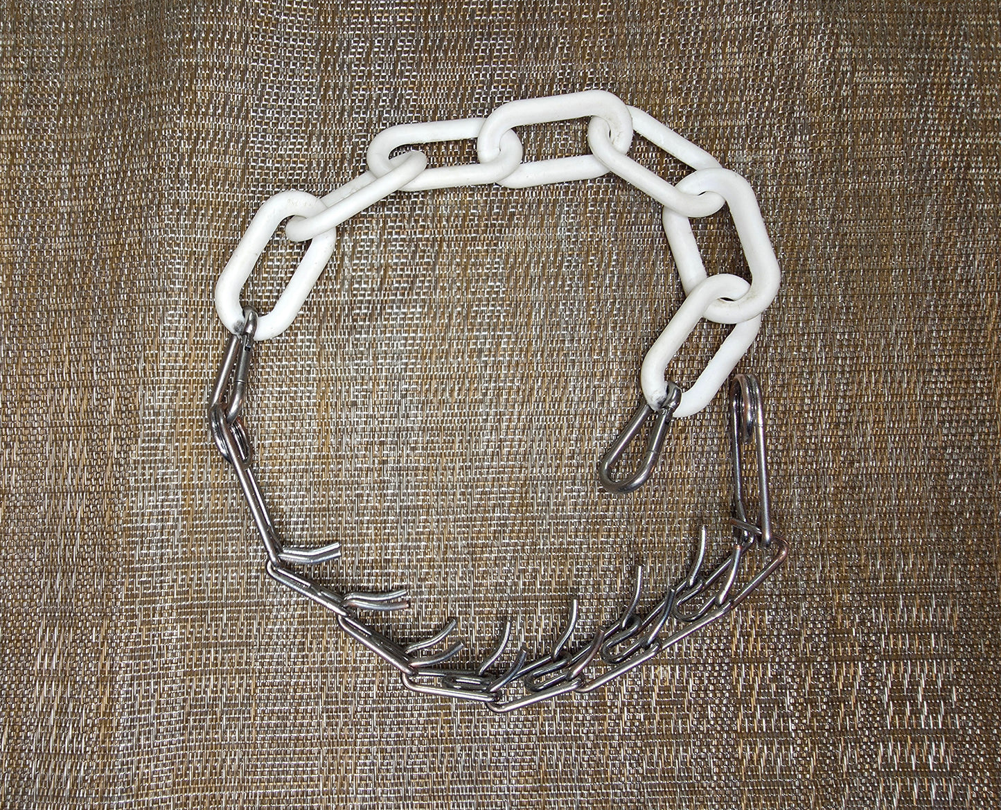 Collar with prong chain
