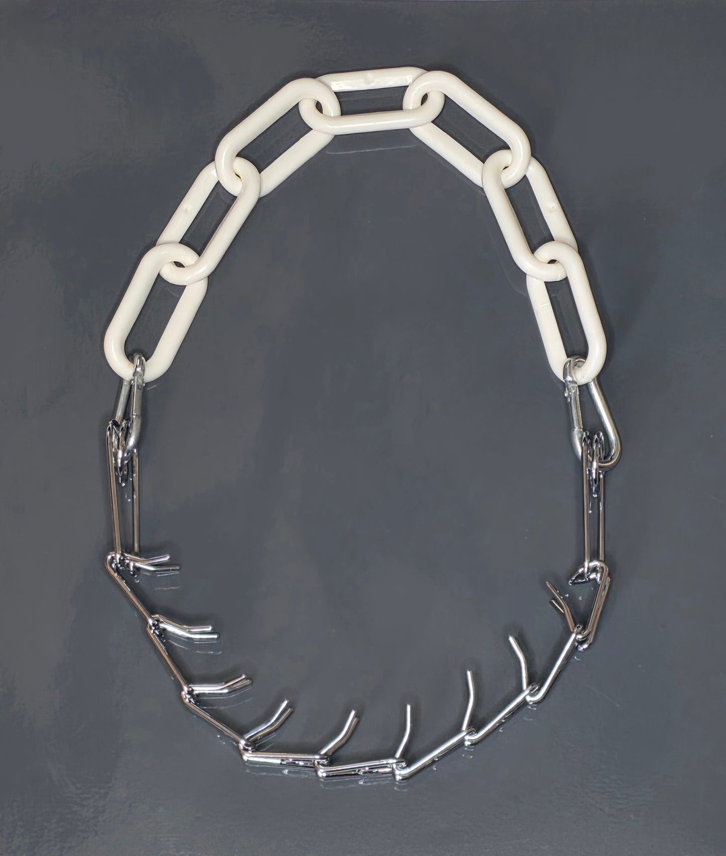 Collar with prong chain